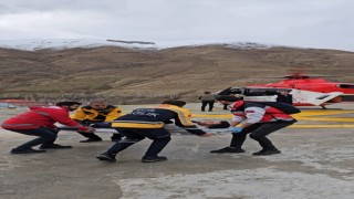 Bahçesaraylı hasta helikopterle hastaneye kaldırıldı