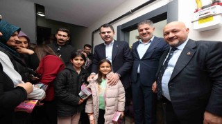 Bakan Kurum, depremde evi yıkılan başöğretmenin yeni evine misafir oldu