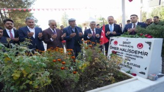 Bakan Uraloğlu, şehit Ömer Halisdemirin kabrini ziyaret etti