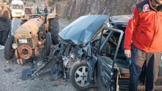 Balıkesirde traktör ile otomobil kaza yaptı: 2 ölü