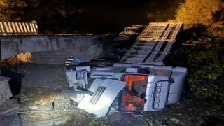 Balyada tır köprüden uçtu