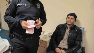 Bankamatikte unutulan parayı polise teslim etti