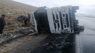 Başkale yolunda tır devrildi: 1 yaralı