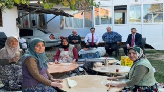 Başkan bazlama açtı pişirdi, köylülere ikram etti