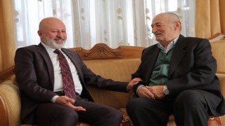 Başkan Çolakbayrakdar, ilkokul öğretmeniyle buluştu