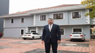 Başkanlık konutunu yıkıp çocuklar için spor tesisi yapıyor