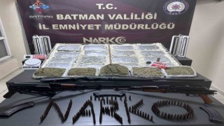 Batmanda 3 adreste yapılan aramada yüklü miktarda uyuşturucu ve mühimmat ele geçirildi: 4 kişi tutuklandı