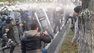 Batmanda belediye binasına girmeye çalışan gruba polisten müdahale: 75 gözaltı