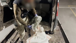 Batmanda dur ihtarına uymayarak polisten kaçan kamyonette yüklü miktarda uyuşturucu yakalandı