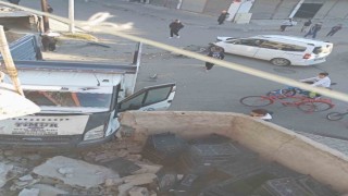 Batmanda hafif ticari araçla çarpışıp kontrolden çıkan kamyonet bahçe duvarına çarptı: 2 yaralı