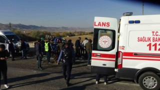 Batmanda minibüs ile traktör çarpıştı: 2si ağır 5 yaralı