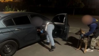 Batmanda otomobilde 2 kilo skunk ele geçirildi, 3 kişi tutuklandı