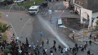 Batmanda TOMAnın taşlara takıldığını gören gençler taşları temizledi