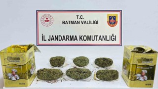 Batmanda yağ tenekeleri içinde 5 kilo 800 gram kubar esrar ele geçirildi