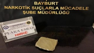 Bayburtta bir miktar esrar ve uyuşturucu hapla yakalanan 2 kişiye adli işlem yapıldı