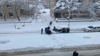 Bayburtta kar nedeniyle trafik durma noktasına geldi ulaşım kontrollü sağlıyor