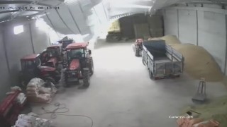 Bayburtta kardan deponun çatısının çökme anı güvenlik kamerasına yansıdı