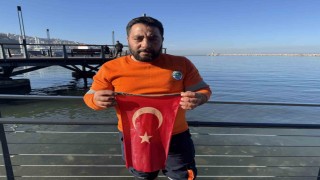Belediye personeli denize düşen Türk bayrağı için buz gibi suya girdi