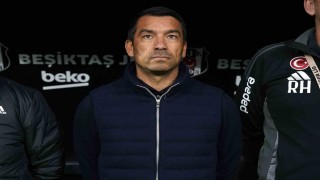 Beşiktaş, Hollandalı Teknik Direktör Giovanni van Bronckhorst ile yollarını ayırdığını açıkladı.