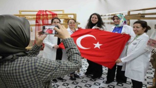 Besmele çekerek başladılar, mekik ve ilmeklerle bayrak dokudular