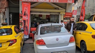 Beyoğlunda taksiye alınmayan alkollü şahıs, aracın tekerleklerini bıçakladı: O anlar kamerada
