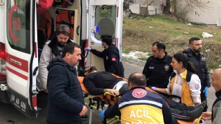 Bıçak çeken oğlunu silahla vurdu