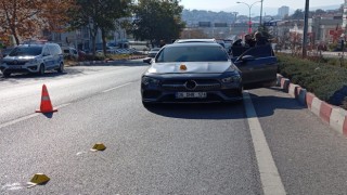 Bilecikte otomobilin çarptığı yaşlı kadın bir yana, elindeki çantası bir yana savrulurken, kadın hayatını kaybetti