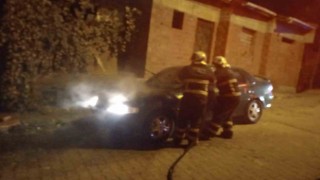 Bilecikte park halindeki araç bir anda alev aldı