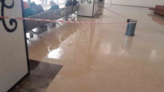 Bilecikte yeni otogarın tavanı yeniden akarken, alçı tavanda çökme yaşandı