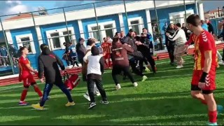 Bitiş düdüğünün çalmasıyla tekme ve tokatlar havada uçuştu
