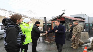 Bitlis Valisi Karakayadan karla mücadele ekiplerine ziyaret
