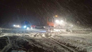 Bolu Dağında trafiğe kar engeli: Yolda kalan araçlar için ekipler seferber oldu