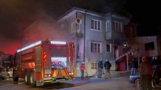 Boluda 3 katlı evde yangın çıktı