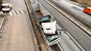 Böyle kaza görülmedi: Kamyonun sıkıştırıp yoldan çıkarttığı tır, beton bariyerlere çarptı