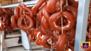 Bozulmuş ve etiketi değiştirilmiş sucukları satan gıda sahtekarlarına operasyon