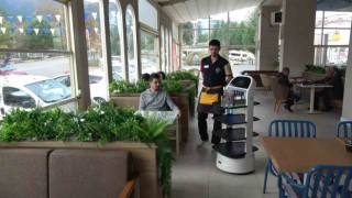 Bu kafede servislere robot yardımcı oluyor
