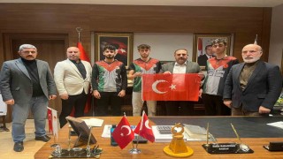 Bu takımın formasında Filistin bayrağı var