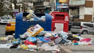 Bucada belediye çalışanları iş bıraktı, ilçede çöp yığınları oluştu