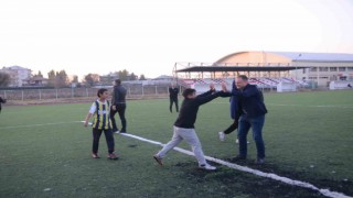 Bulanık Kaymakamı Koşansu, çocuklarla futbol oynadı