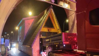 Bungalov ev taşıyan tır, tünel girişine takıldı