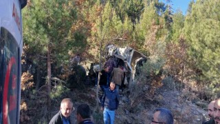 Burdurda freni patlayıp şarampole uçan hafriyat kamyonu hurdaya döndü: 1 ağır yaralı