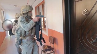 Bursa İl Jandarma Komutanlığından geniş çaplı operasyon: 10 şüpheli yakalandı, çok sayıda silah ele geçirildi