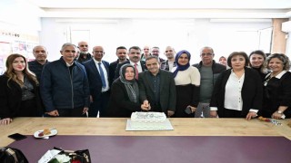 Bursada 42 yıllık öğretmen alkışlarla emekliliğe uğurlandı