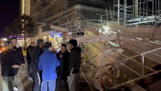 Bursada fırtına binanın iskelesini devirdi, ağaçları yerinden söktü