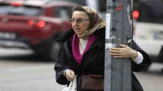 Bursada fırtınada vatandaşlar uçmamak için direk ve ağaçlara tutundu