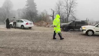 Bursada kar yağışıyla hayat durdu...İlçe yolları kapandı, ekipler açmaya çalışıyor