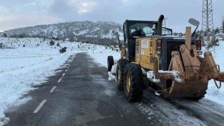Büyükşehir, kar yağışı sonrası 203 mahalle yolunu açtı
