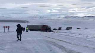 Buzlanma yüzünden kayan tır yolu trafiğe kapattı