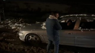 Çamura saplanan araç iş makinesi yardımıyla kurtarıldı
