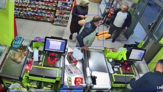 Çamurlu ayakkabılarını çıkarıp çorapla alışveriş yaptı..O anlar kamerada